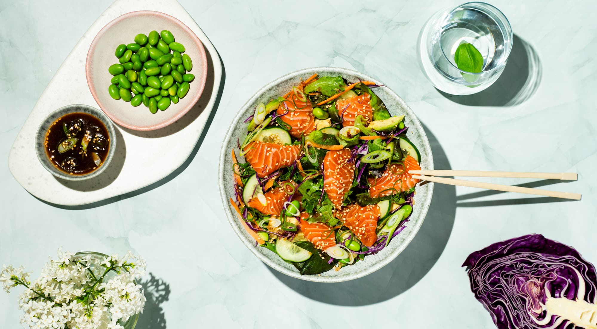 Laksebowl med soyadressing og quinoa
