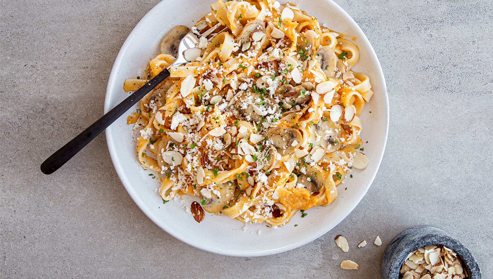 Tagliatelle med kremet gresskarsaus, stekt sopp og ristede mandler