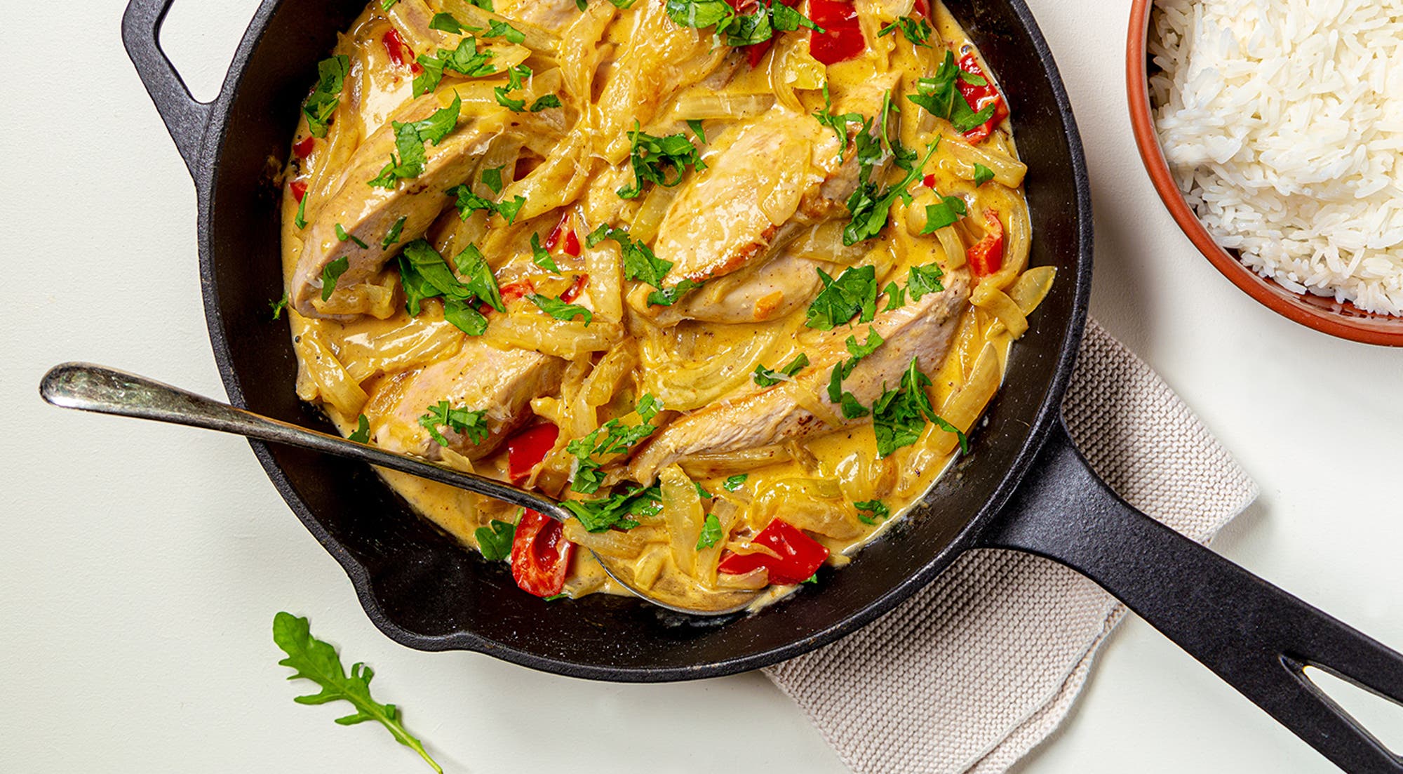 Kremet kyllingpanne med løk og paprika