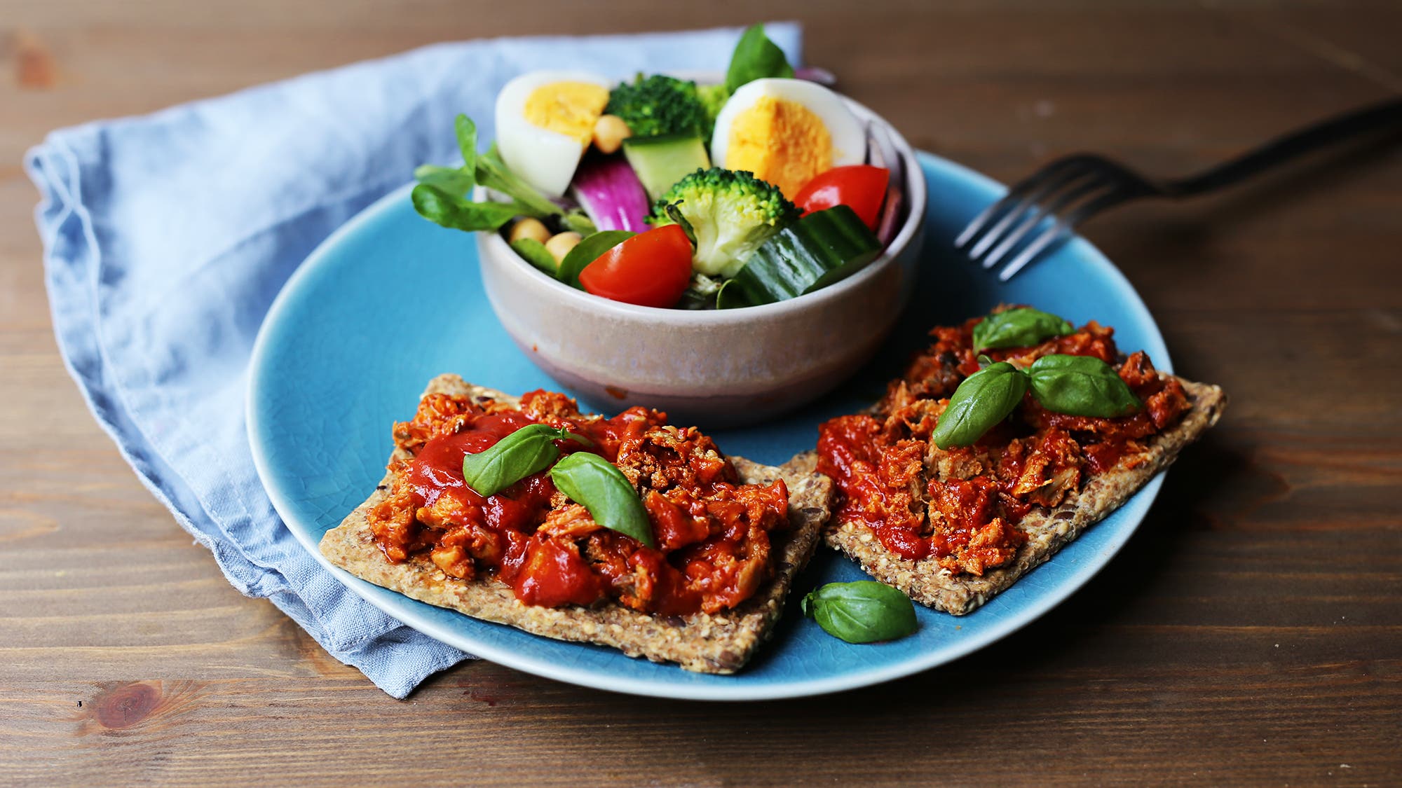 Knekkebrød med makrell i tomat og chef salat