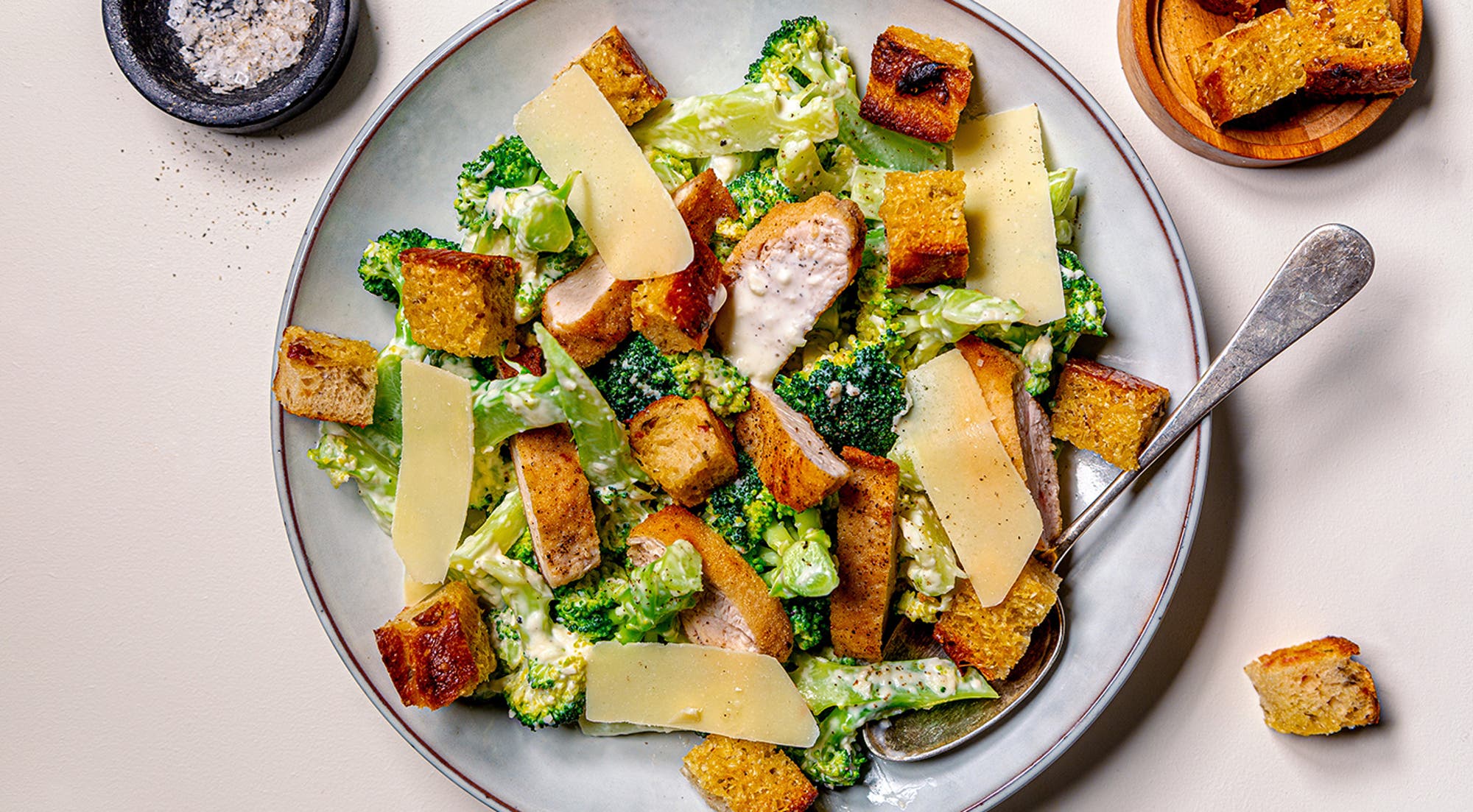 Brokkolicæsar med crispy kylling