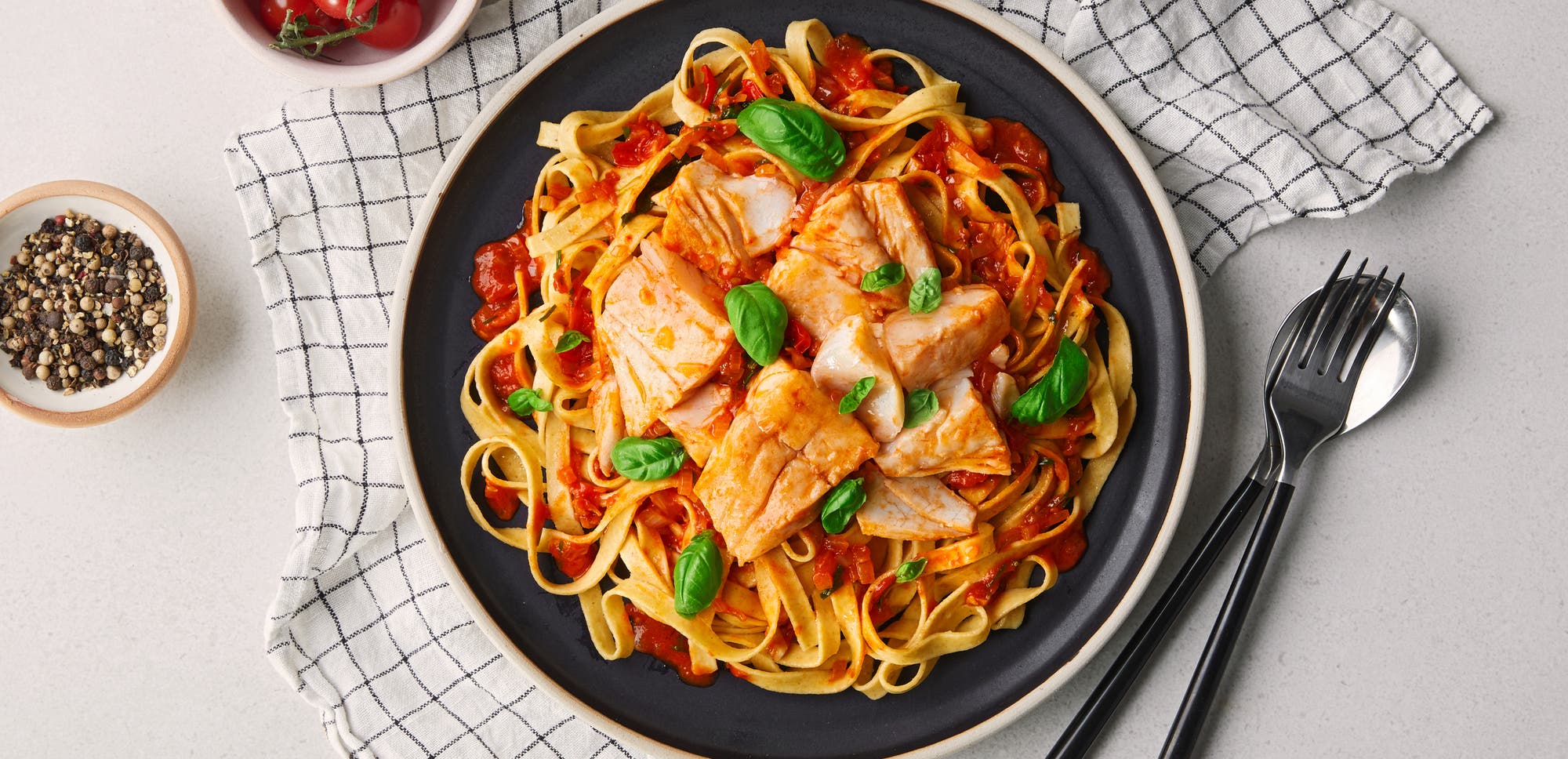 Tagliatelle med sei, tomat og basilikum