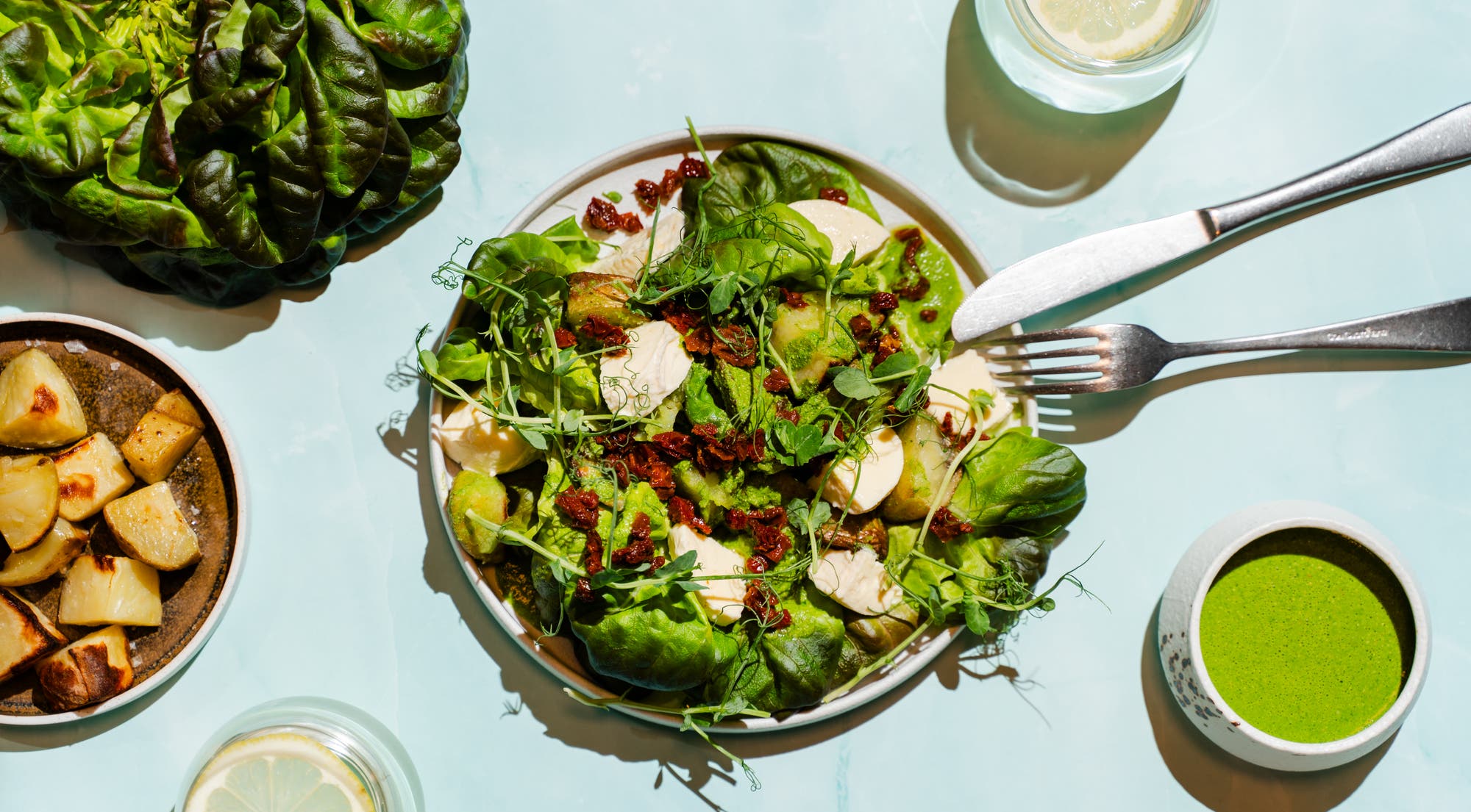 Mettende salat med pestopoteter og mozzarella