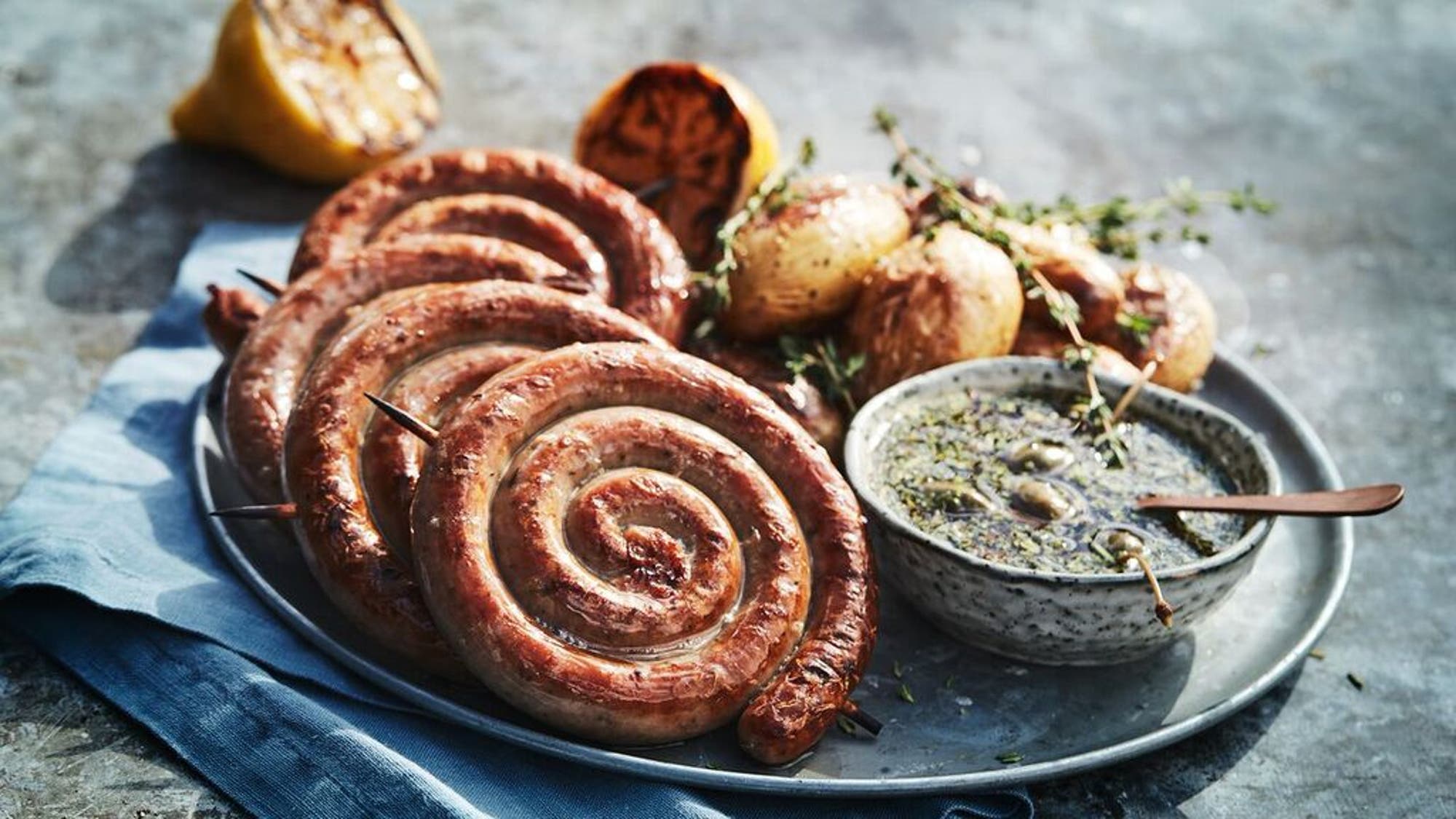 Salsicciapølser med syrlig honningsaus og bakte småpoteter