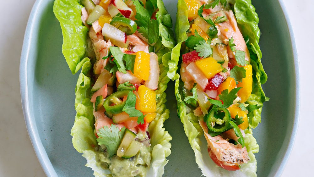 Laksetaco i hjertesalat