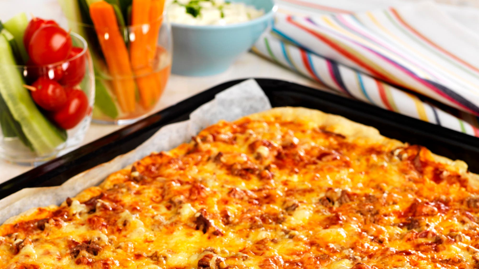 Knallgod pizza med dipp og grønnsaker