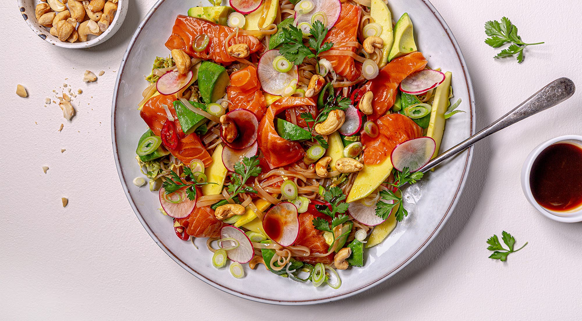 Asiatisk salat med laks og cashewnøtter