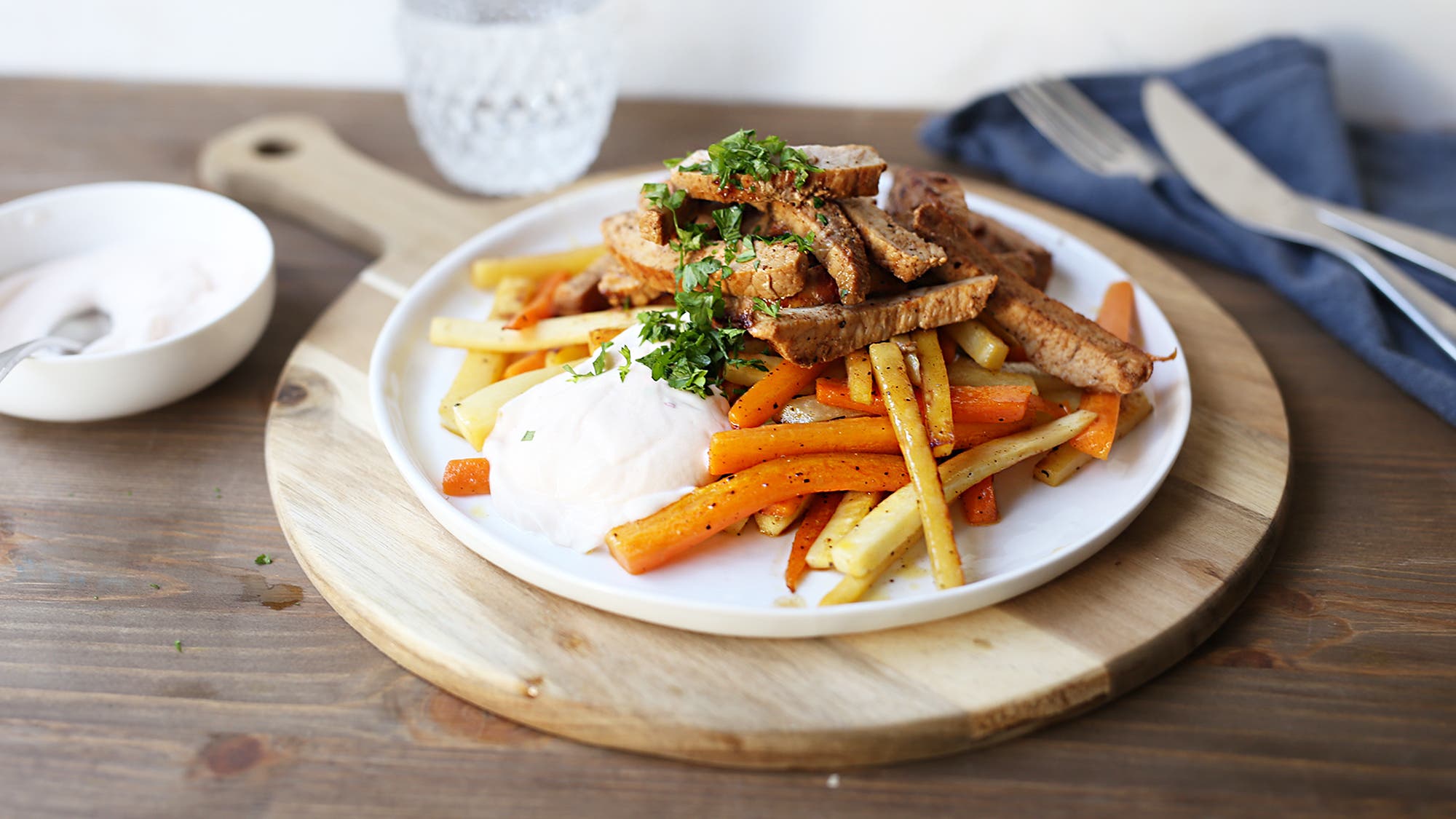 Svin med sprø grønnsaksstaver og chilidressing