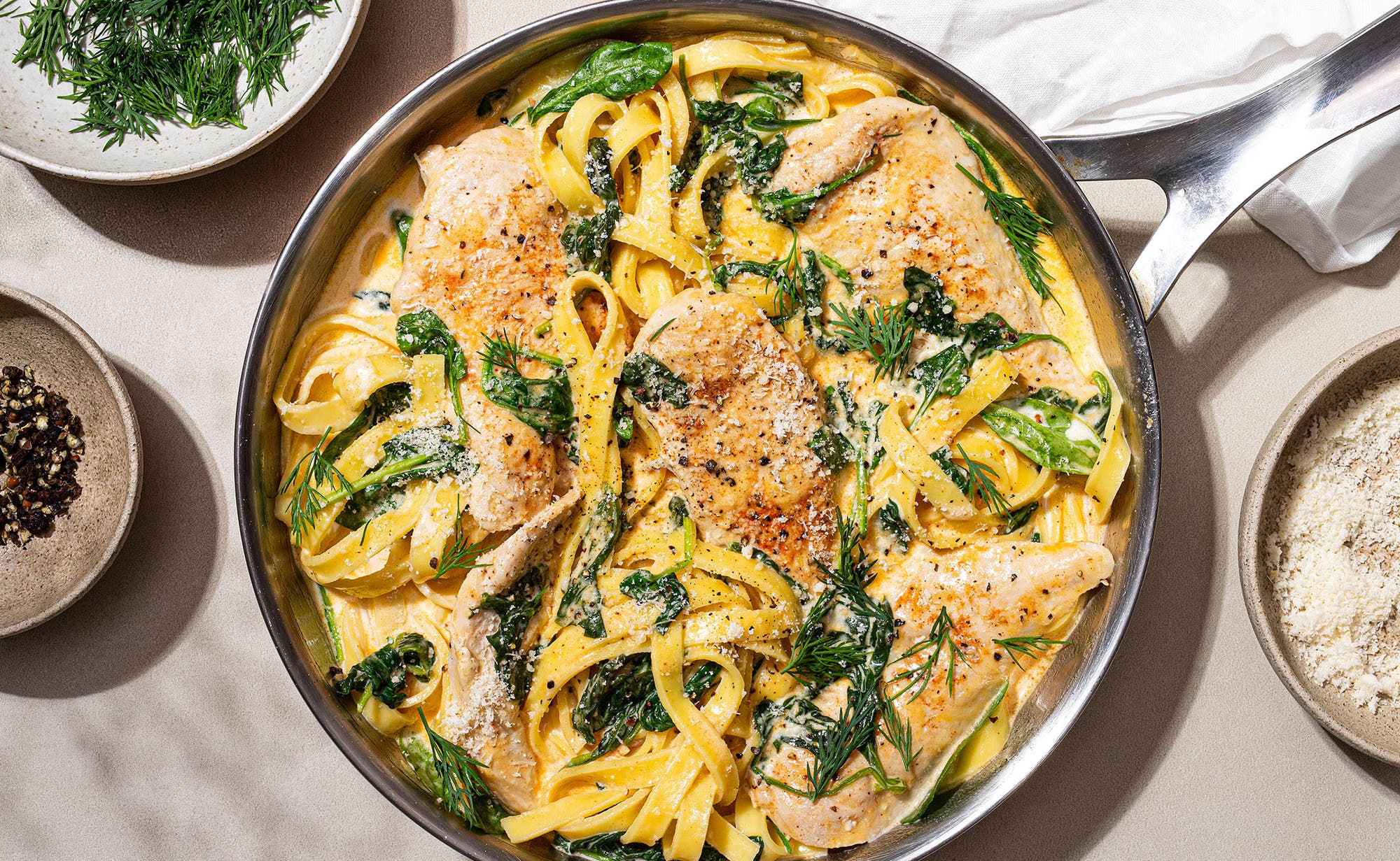 Rask kremet kyllingpanne med parmesan og pasta