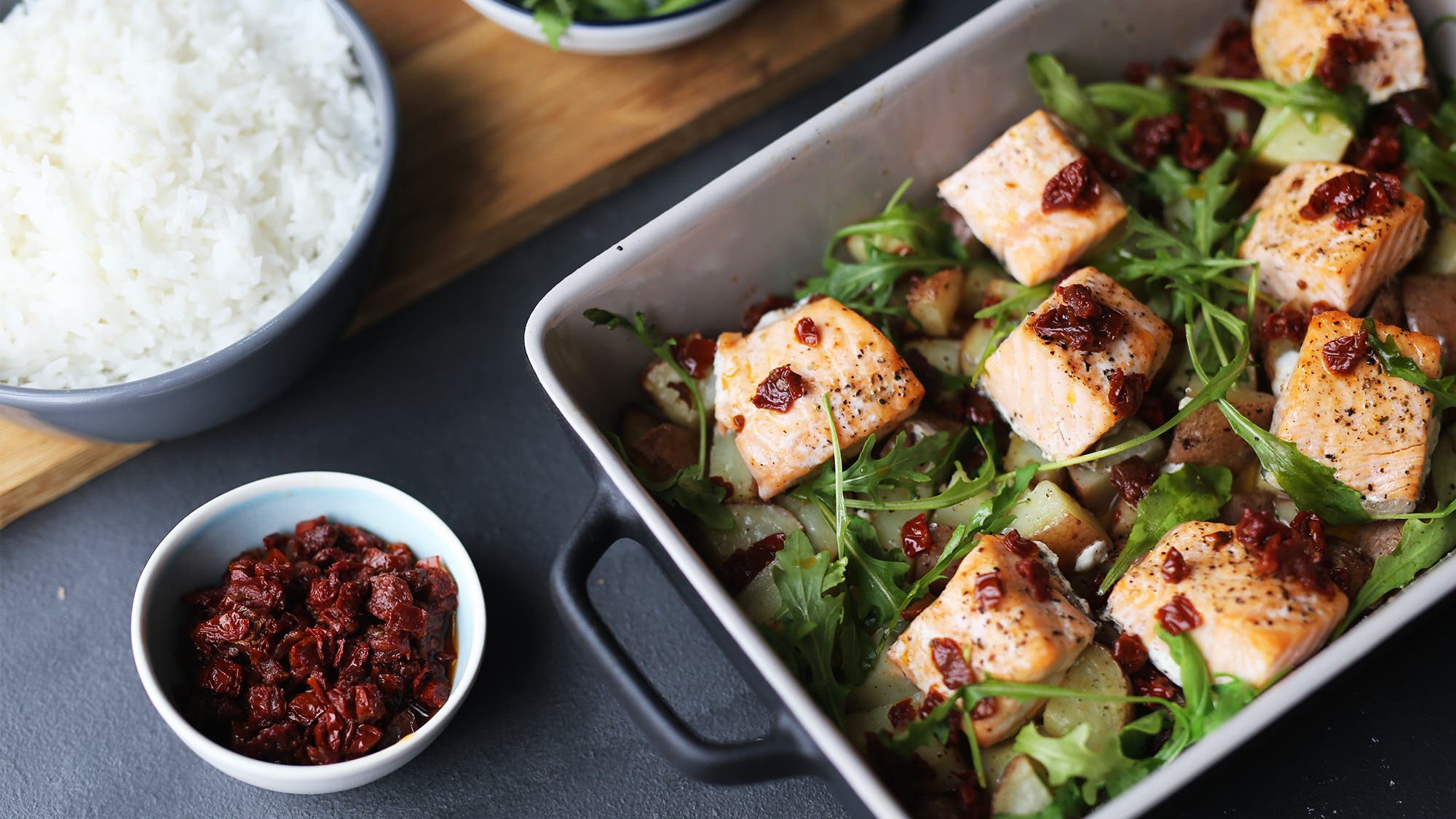 Lakseform med poteter og soltørkede tomater