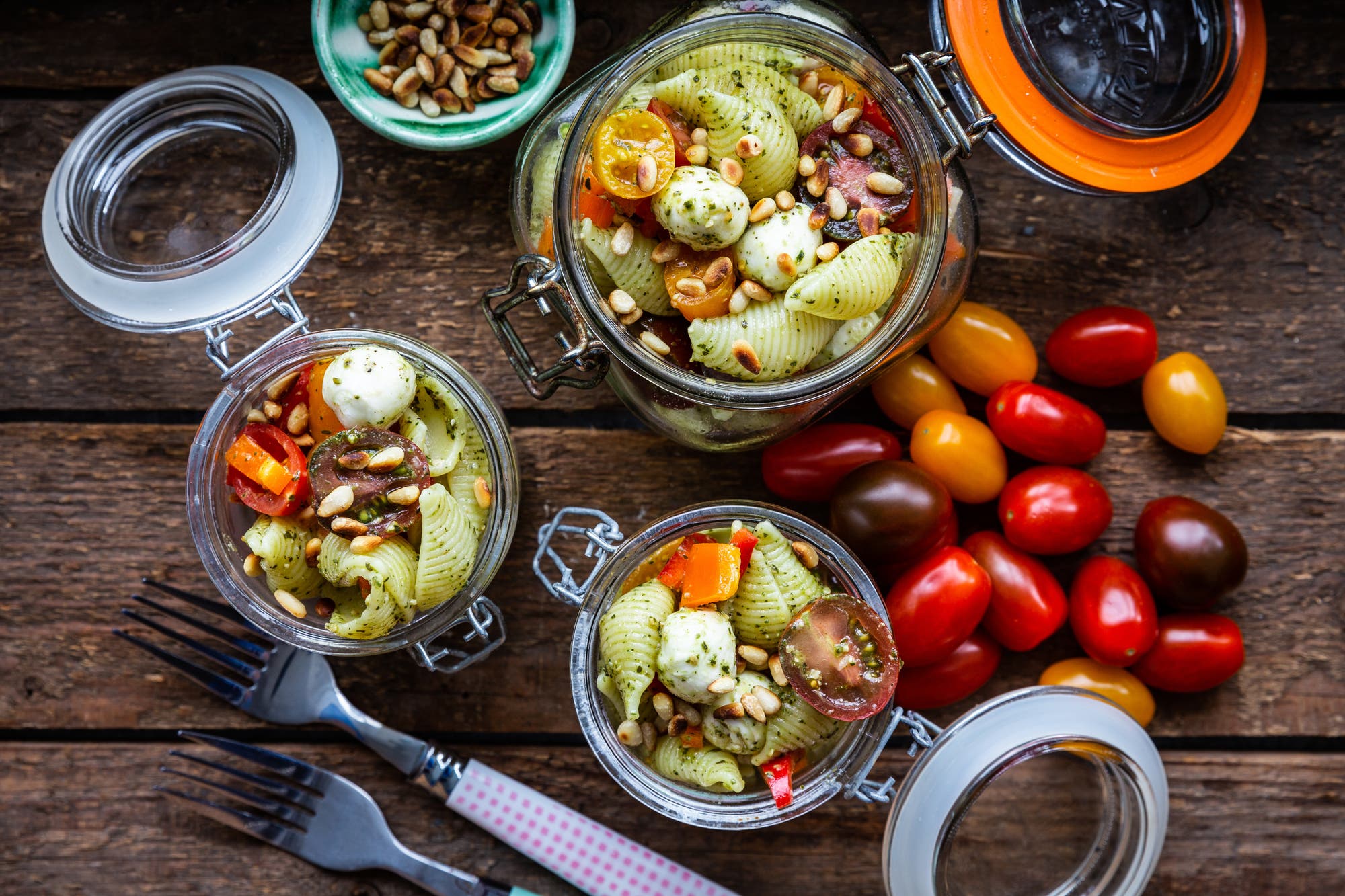 Pastasalat med ristede pinjekjerner og mozzarella