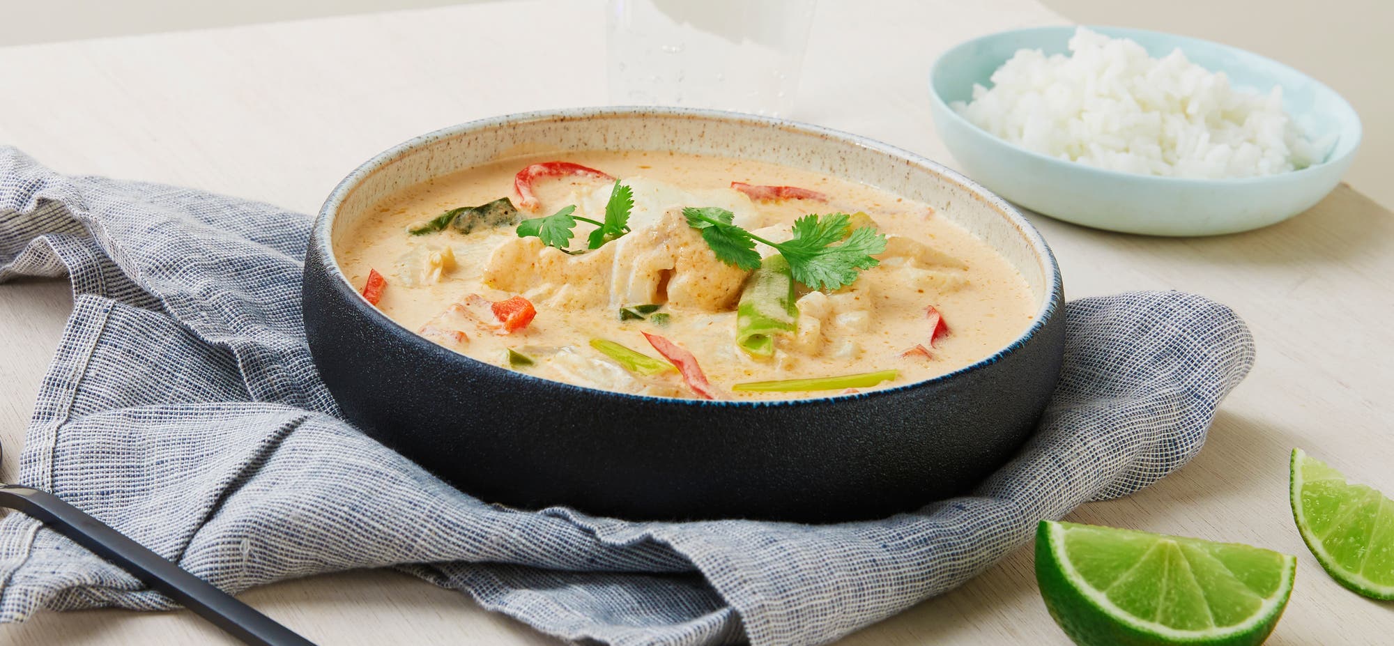 Rød curry med torsk og ris