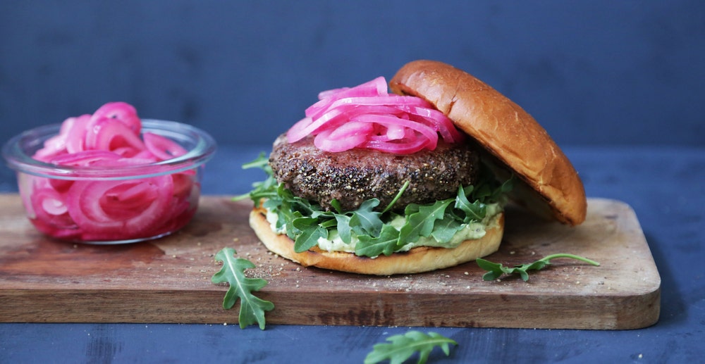 Burger med syltet rødløk