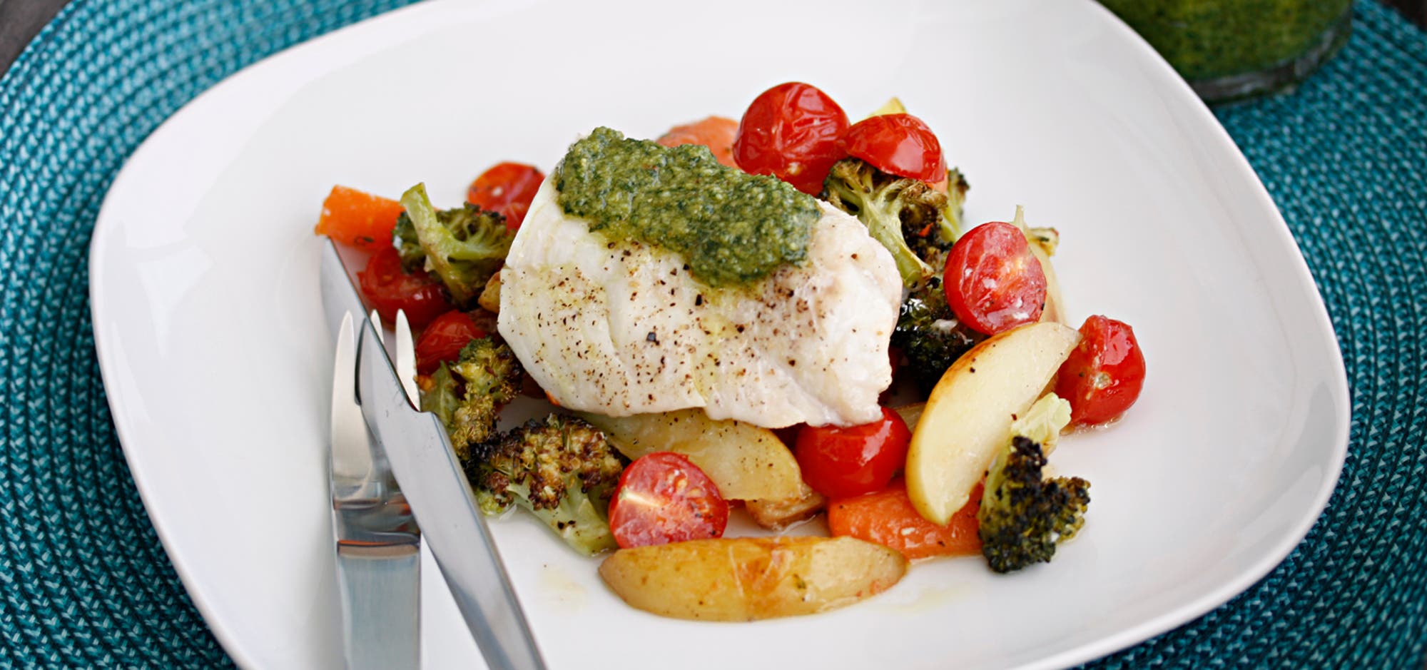 Ovnsbakt torsk med pesto og grønnsaker