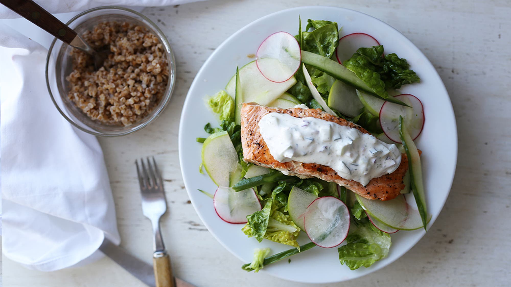 Laks med grønn salat, raita og byggris