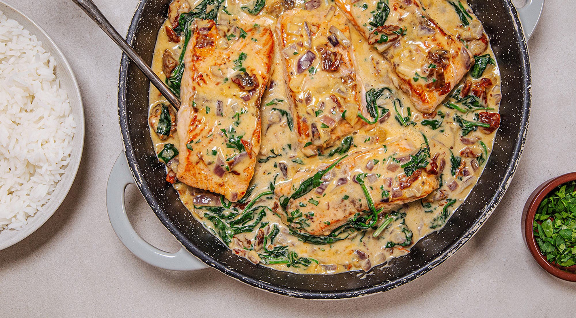 Kremet laksepanne med spinat og soltørkede tomater