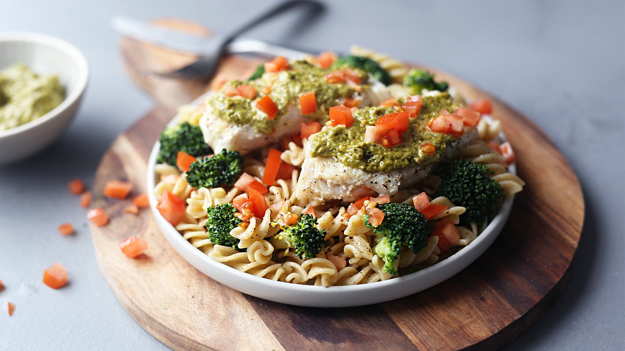 Torsk med pesto og pastablanding