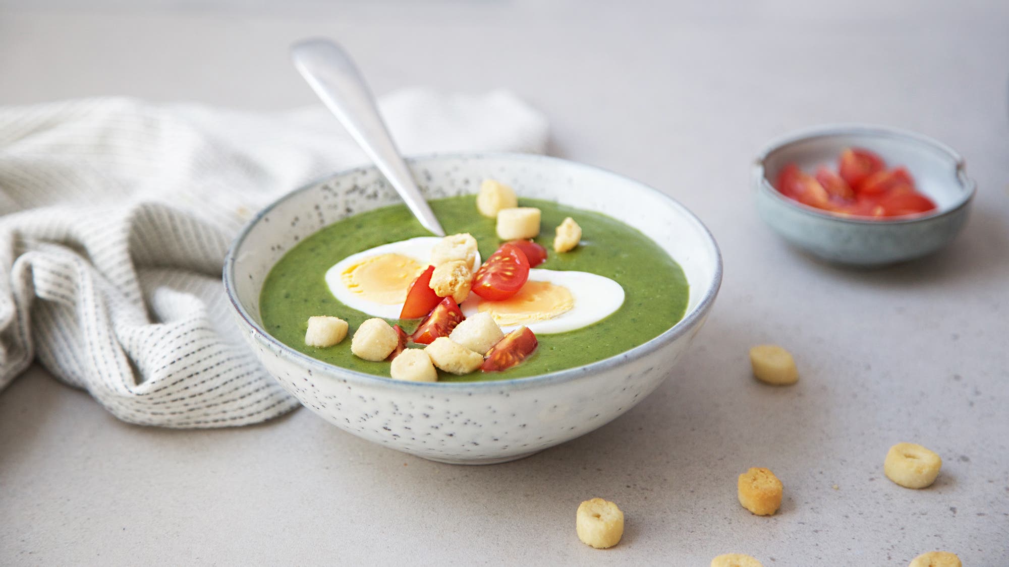 Spinatsuppe med egg og brødkrutonger