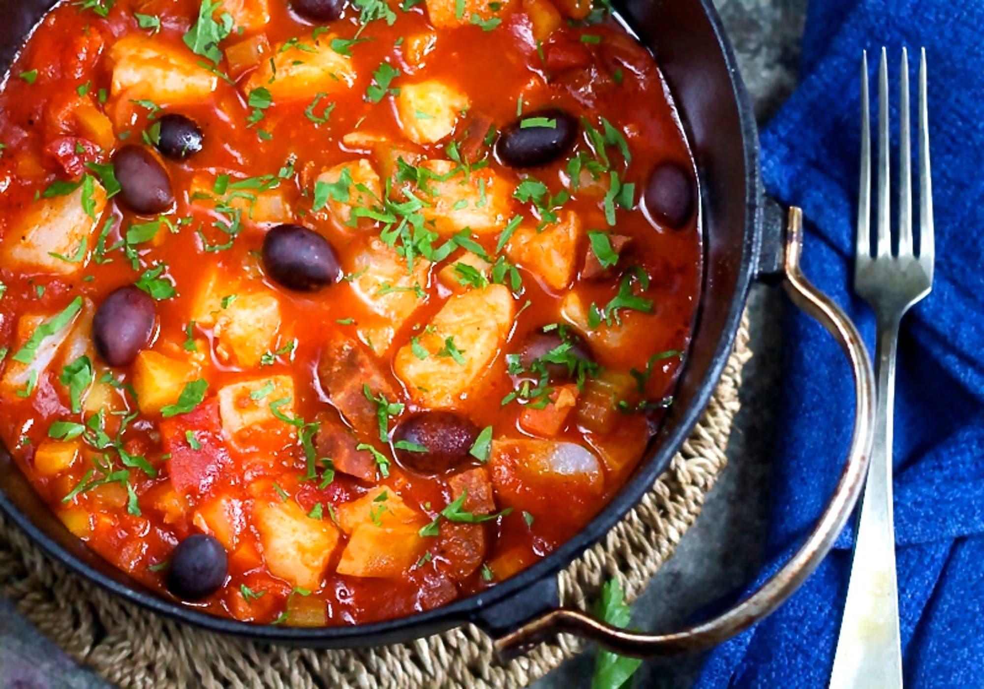 Torskegryte med tomat, oliven og chorizo