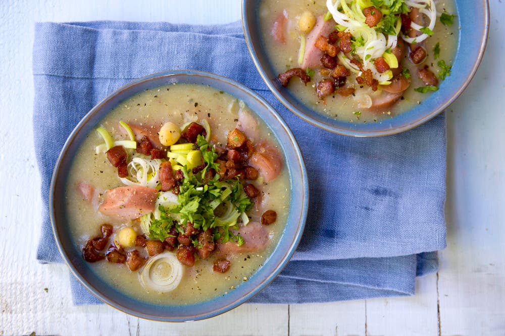 Ertesuppe med kjøttpølse