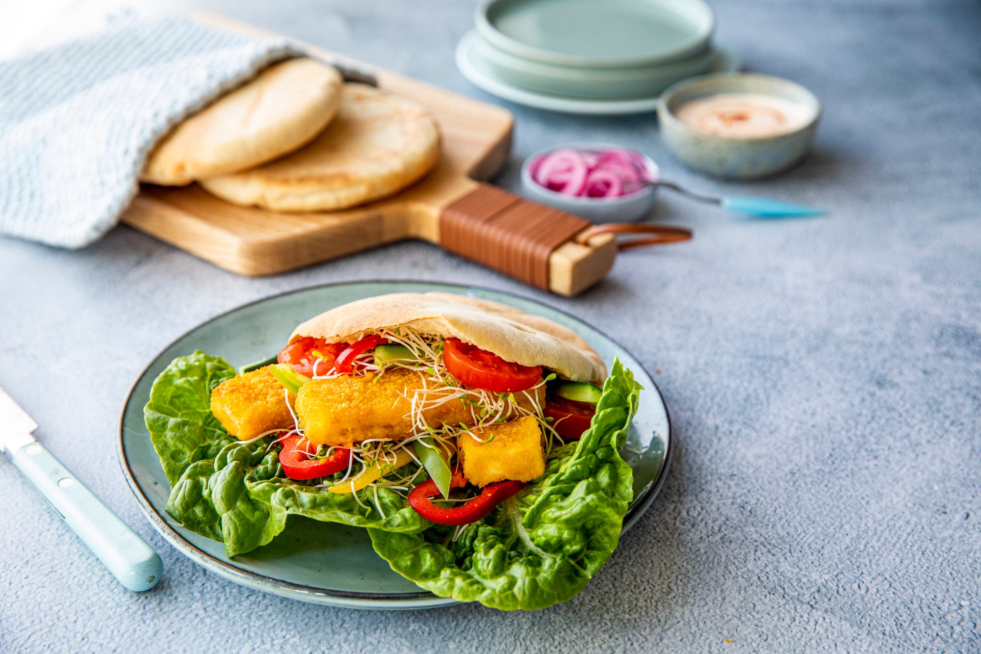 Fiskepinner og grønt i pitabrød