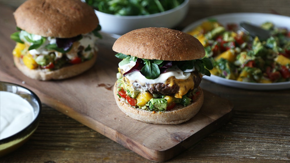 Burger med avocadosalsa