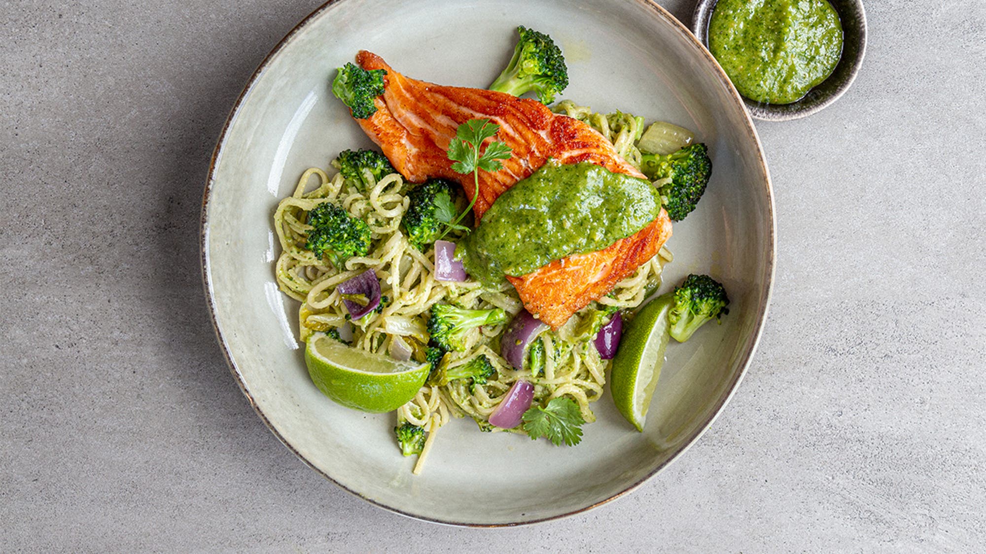 Laksefilet med asiatisk pesto og nudelwok