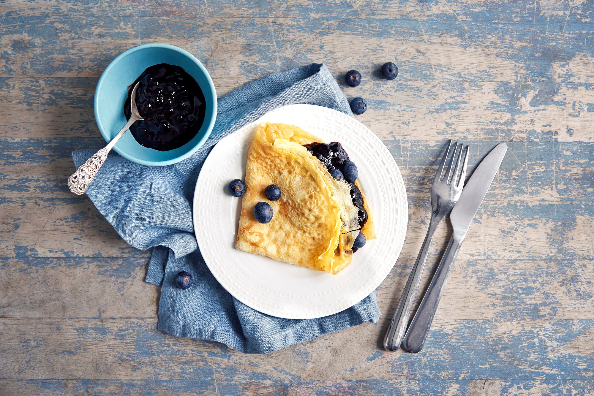 Pannekaker med blåbærsyltetøy og ertesuppe