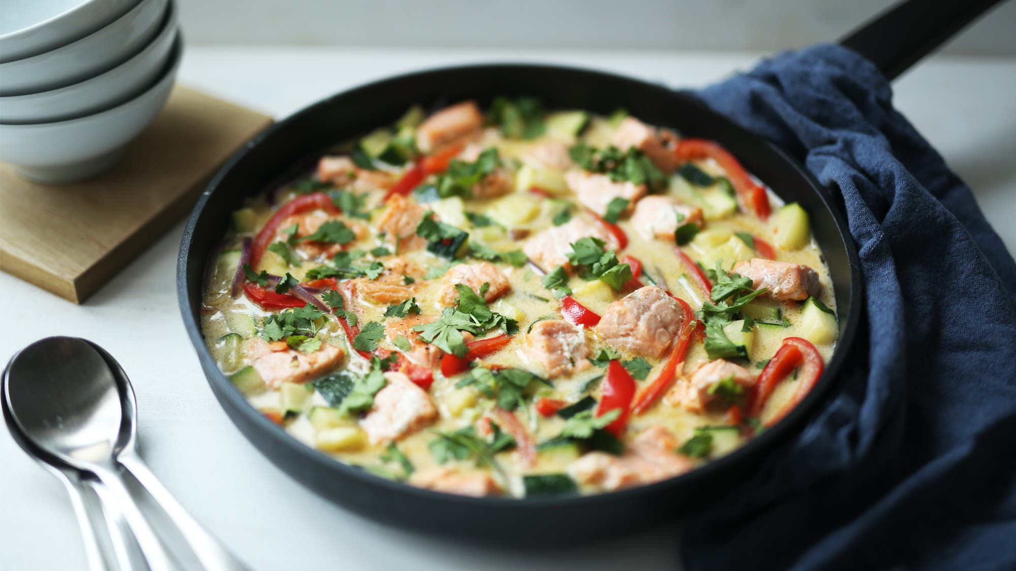 Wok med laks og kokosmelk