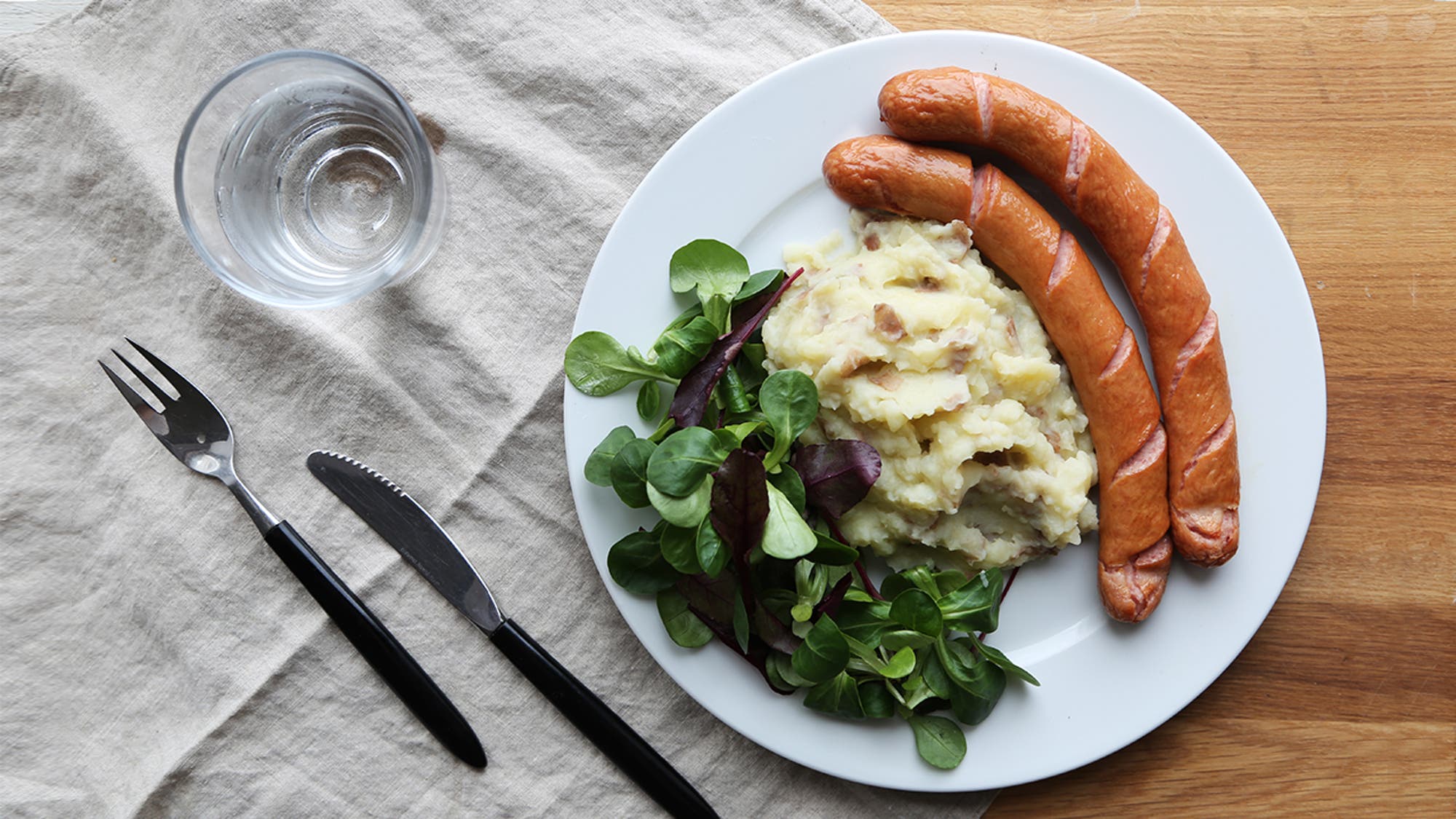 Pølse med potetstappe og salat