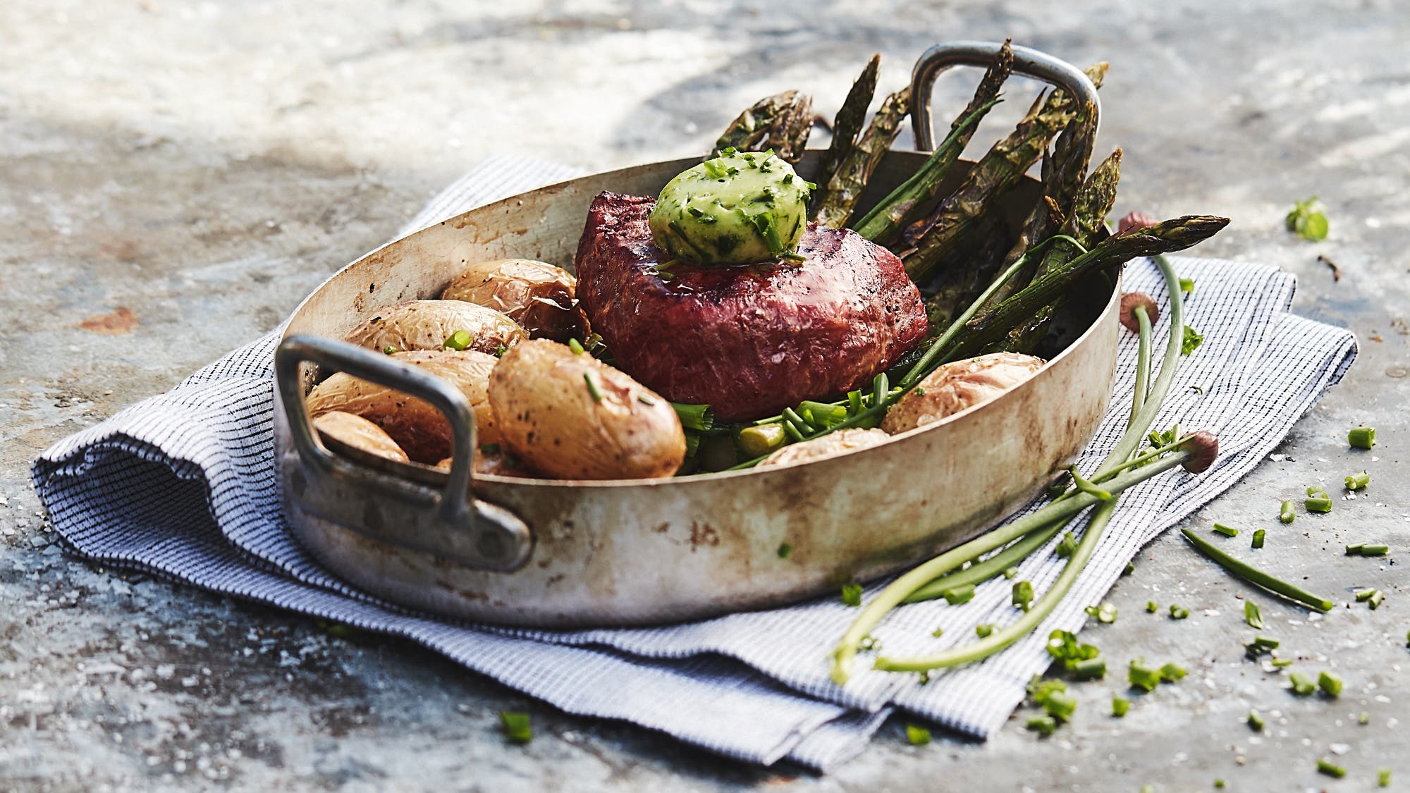 Angusbiff med gressløksmør og grillet asparges