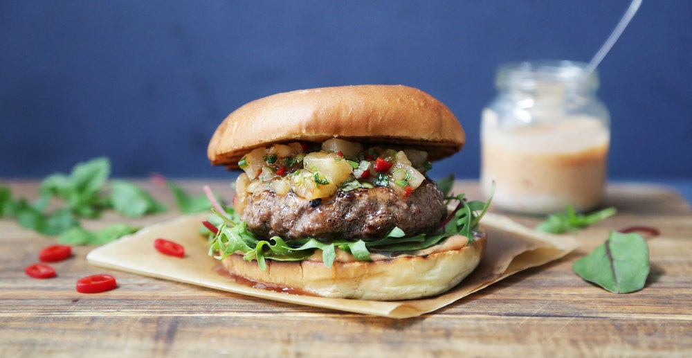 Burger med ananassalsa