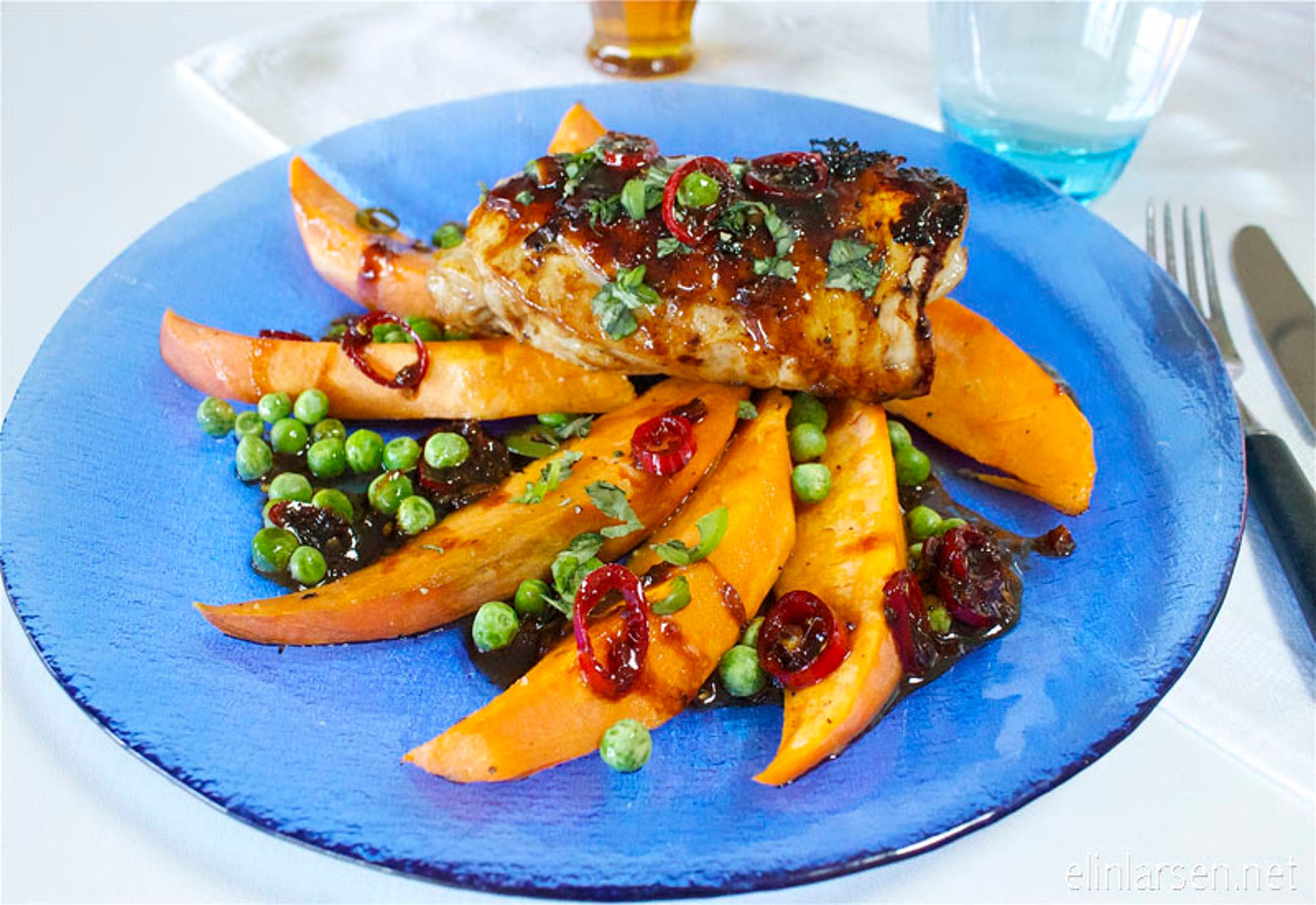 Ovnsstekte kyllinglår med søtpotetbåter og asiatisk chilli og ingefærsaus