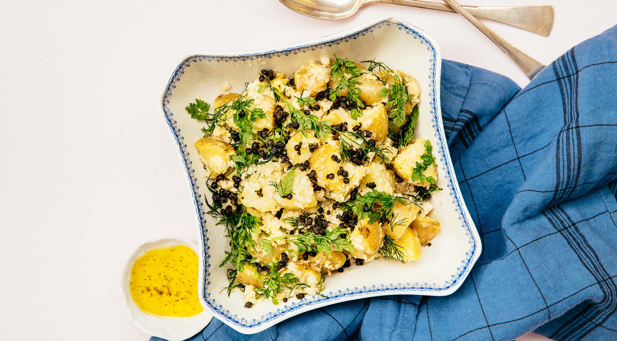 Potetsalat med friterte kapers, parmesan og kjørvel
