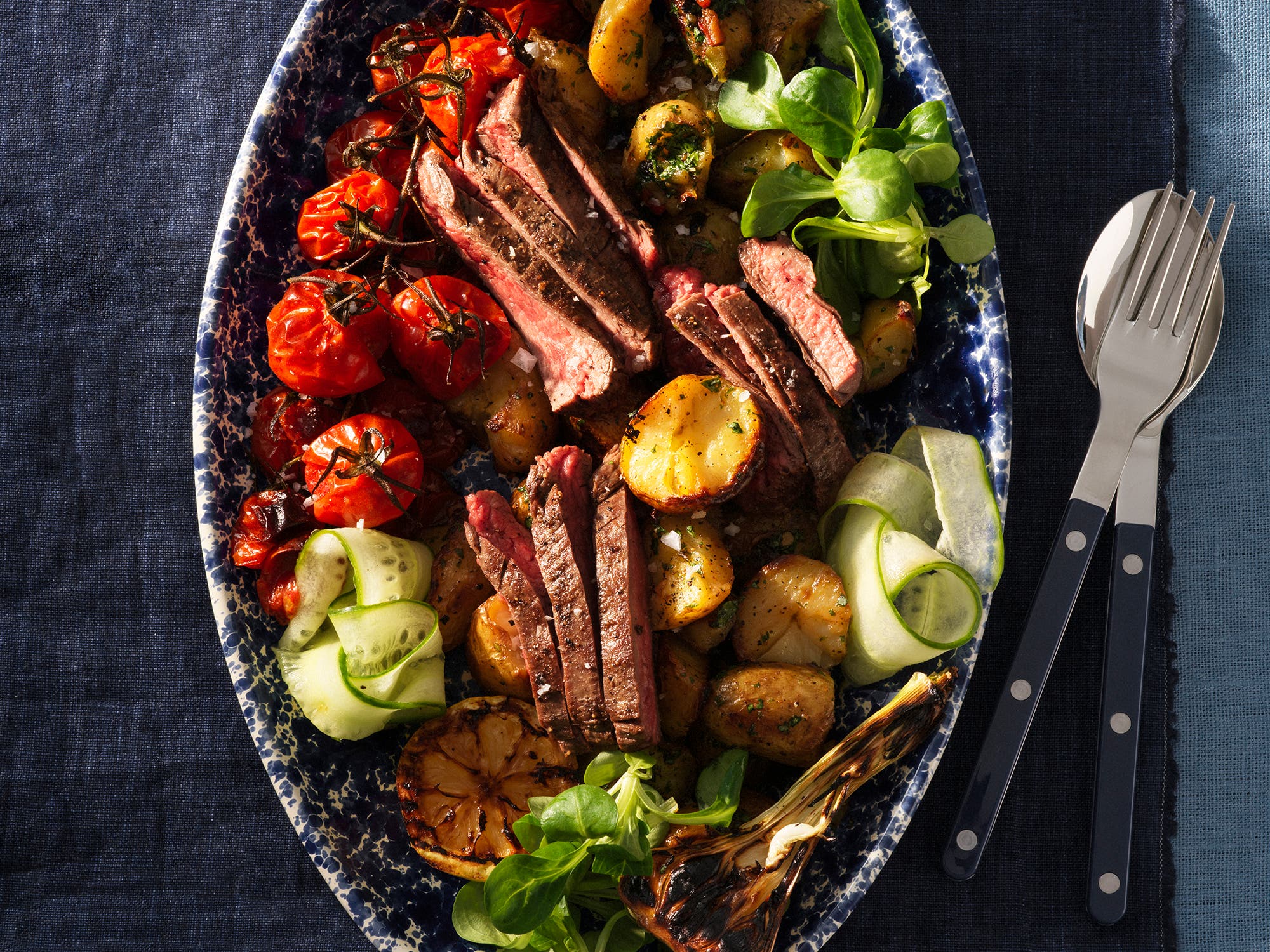 Grillet flanksteak med sprø urtepoteter