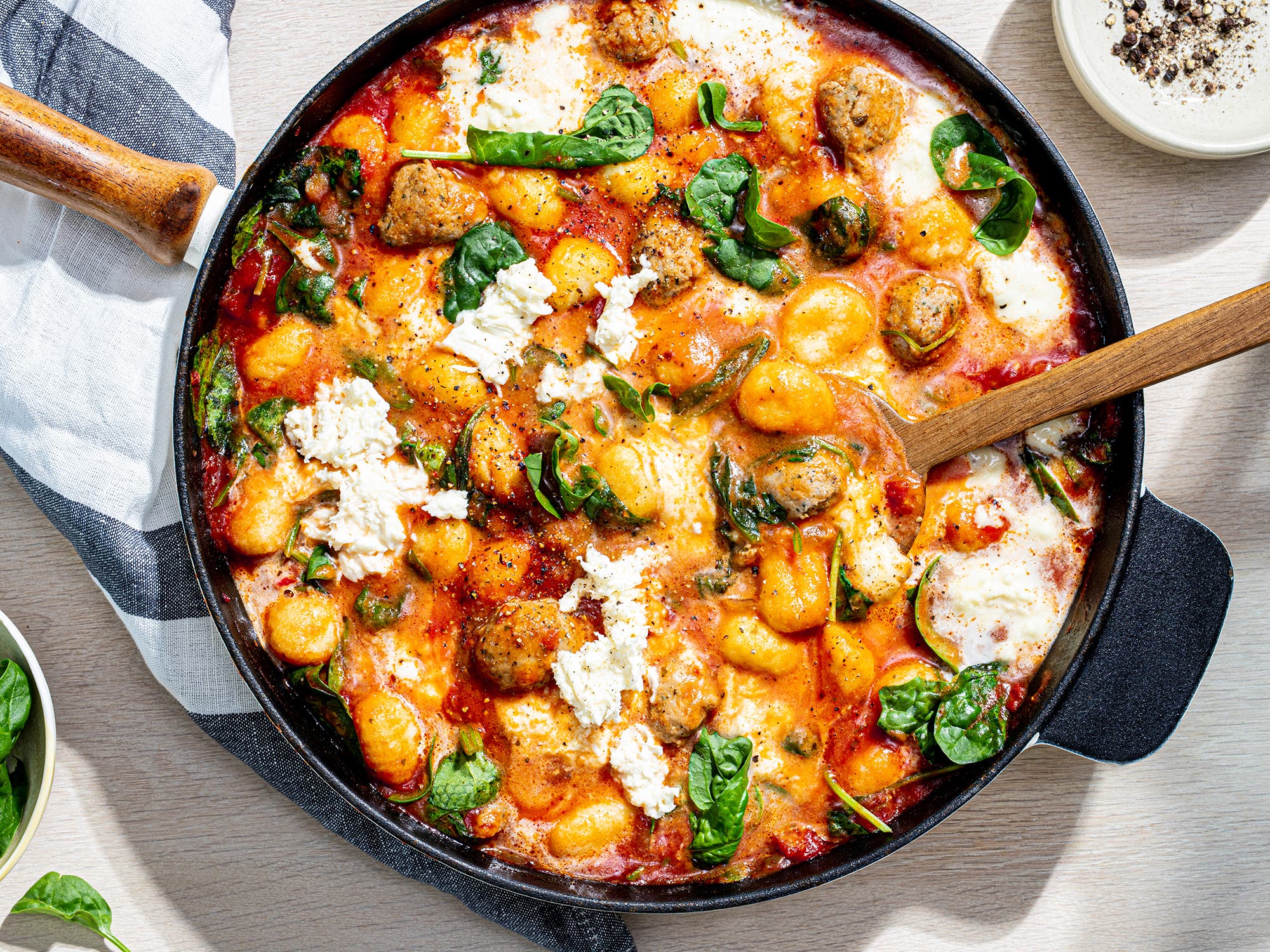 Rask gnocchipanne med italiensk pølse