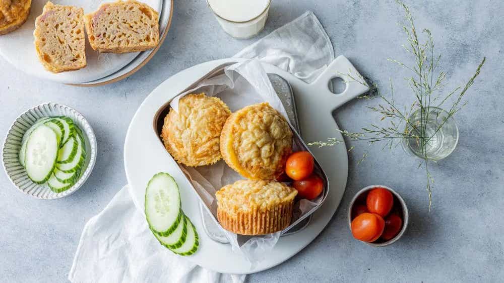 Ost- og skinkemuffins