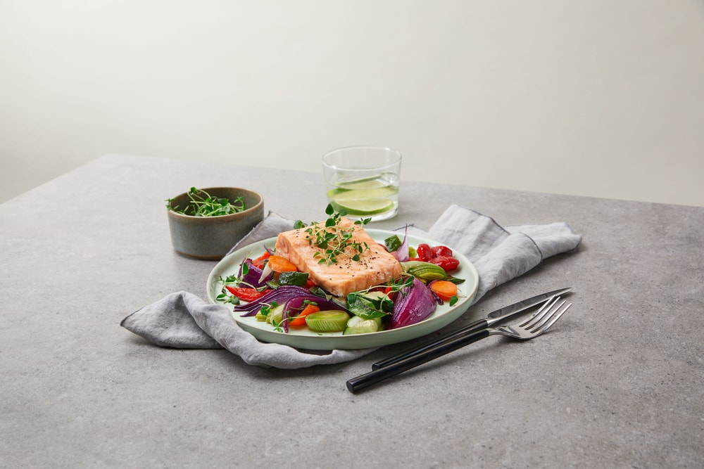 Laks og grønnsaker i ovn